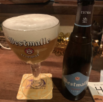 クラフトビールのグラスとボトル