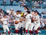 グラウンドで喜び合う高校野球の選手たち